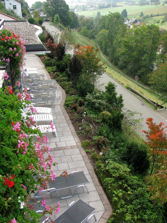 Ruheliegen im Gartenbereich Hotel Waldlust