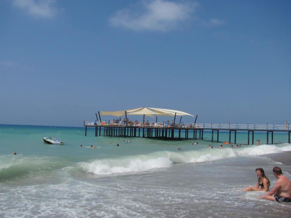 Strand mit Wellen und Steg Seaden Sea World Resort & Spa