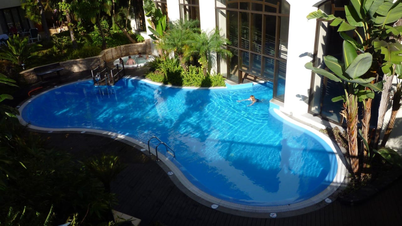 Außenbereich des Hallenpools Hotel Porto Mare - PortoBay
