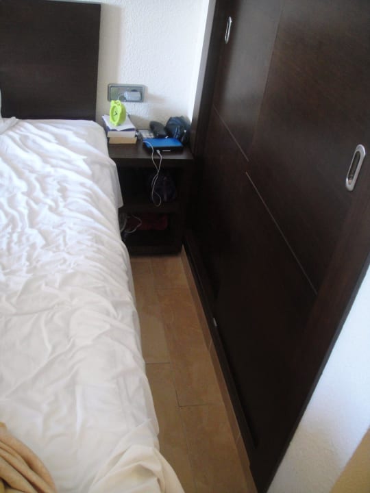 So viel Platz zwischen Bett und Scharnk Hotel Condesa