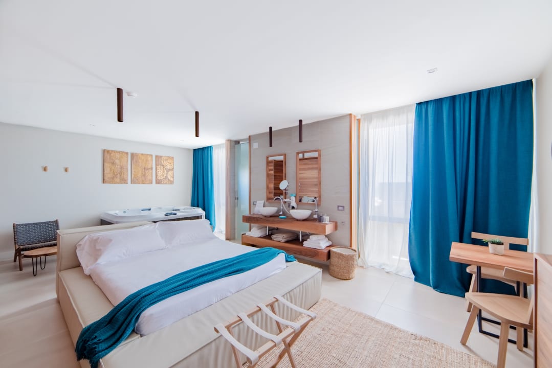 Zimmer Cumeja Beach Club & Hotel