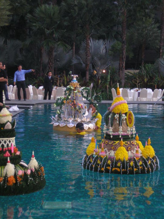 Loy Khraton Fest am Pool Shangri-La Hotel, Bangkok