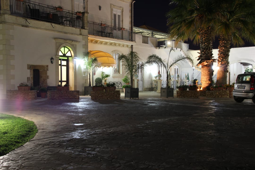 Eingangsseite bei Nacht Charme Hotel Villa | Principe di Fitalia
