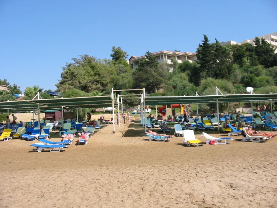 am hoteleigenen Strand Melas Holiday Village