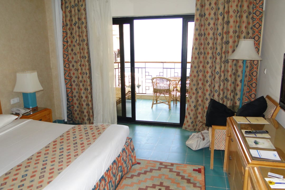 Unser erstes Zimmer: Blick zum Balkon  SUNRISE Holidays Resort (Adults Only)