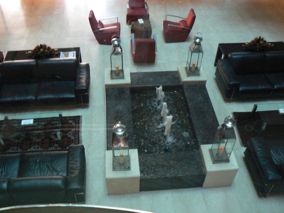 Sitzgruppe mit Brunnen Royal Ascot Hotel Apartment