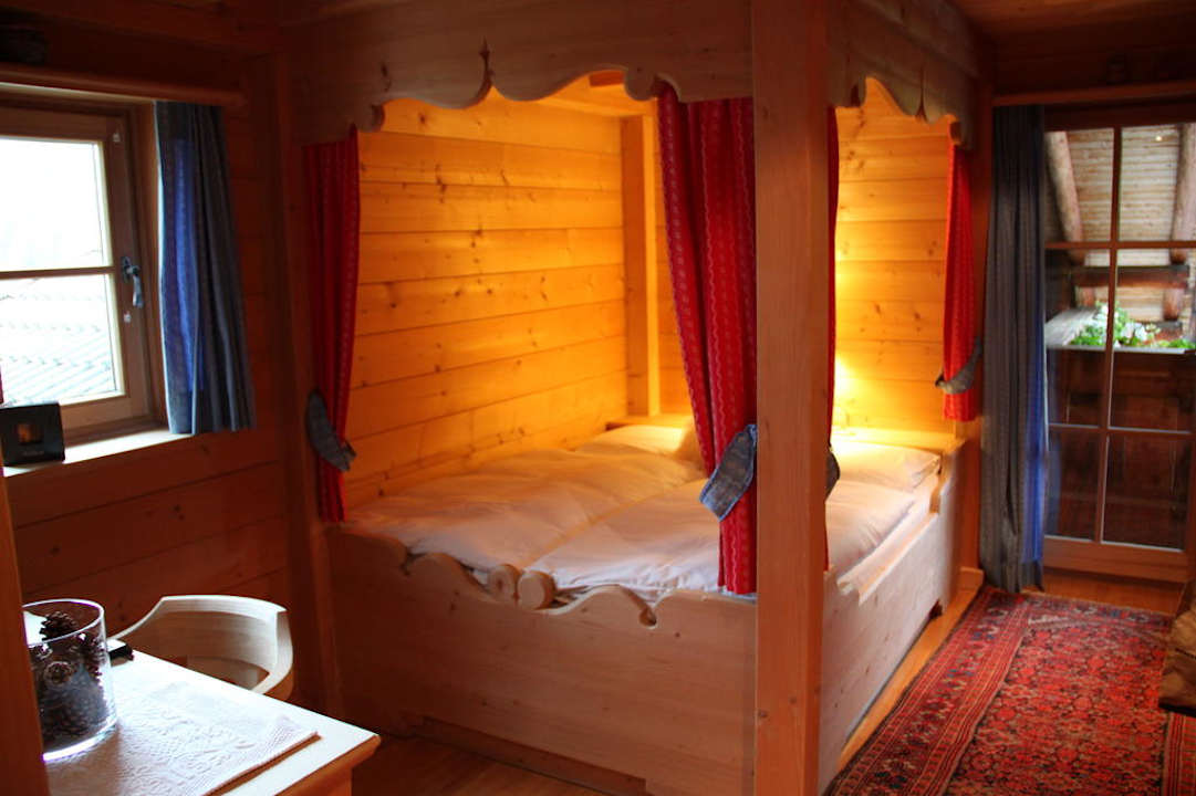 Wunderschönes Himmelbett im Zimmer Ganes Mountain Chalet Pra Ronch