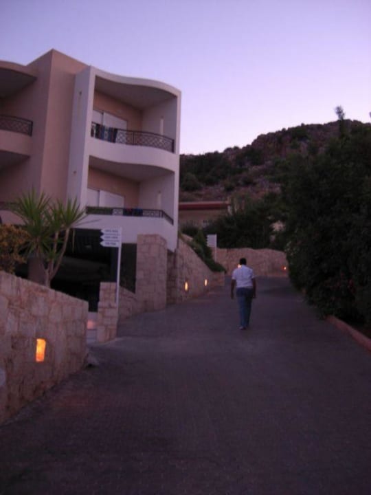 So steil gings bergauf zu unserem Zimmer Grand Hotel Holiday Resort