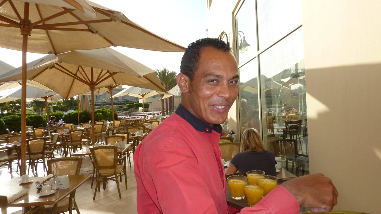 Ayman, Kellner im Hauptrestaurant Cleopatra Luxury Resort Makadi Bay
