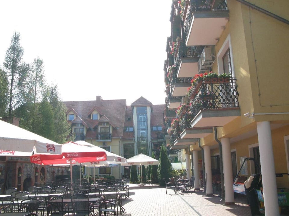 Część wewnętrzna ze stolikami restauracji Hotel Robert's Port