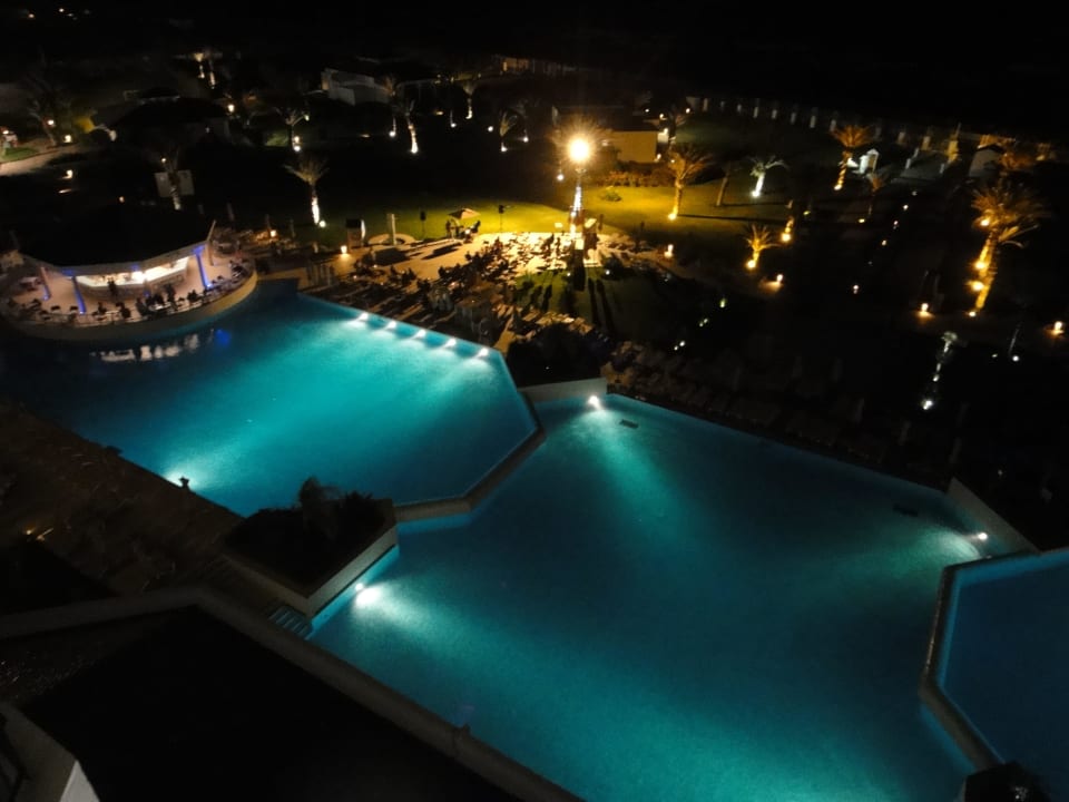 Teil der Poolanlage am Abend Iberostar Selection Royal El Mansour
