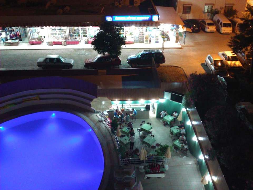 Beleuchteter Pool & die Poolbar Tur&Tel Hotel