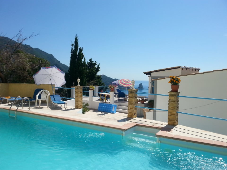 Poolbereich mit super Blick auf die bucht  Studios & Appartements Belvedere