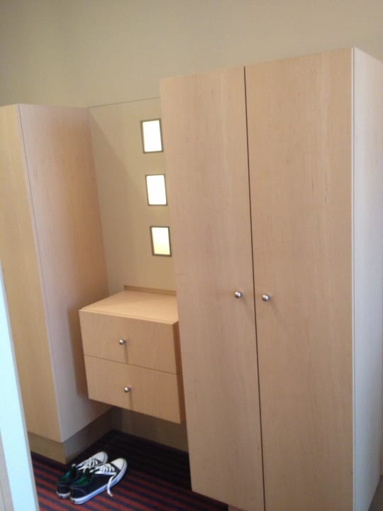 Kleiderschrank Hotel Mondial am Dom Cologne- MGallery