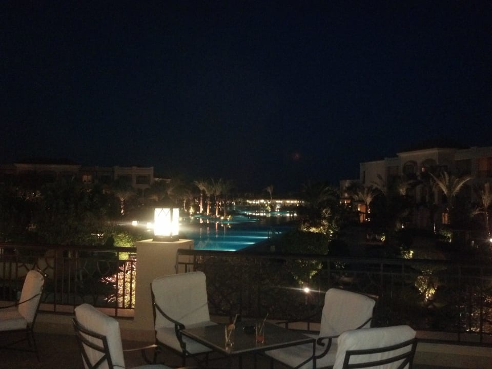 Nachtansicht von Lobbybar. JAZ Aquamarine Resort