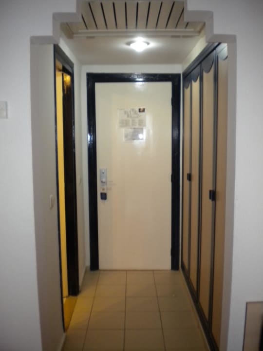 Eingang mit großem Schrank Iberostar Waves Mehari Djerba