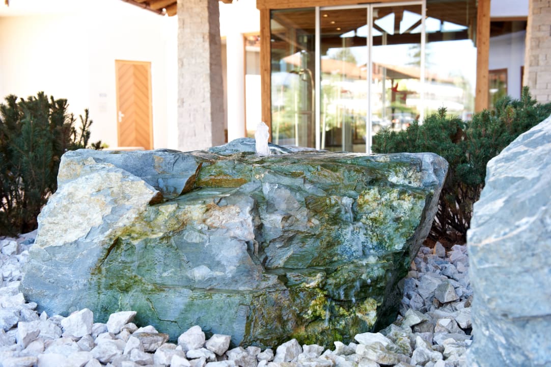 Rondell - Auffahrt - Eingang mit Brunnen Das Achental Resort