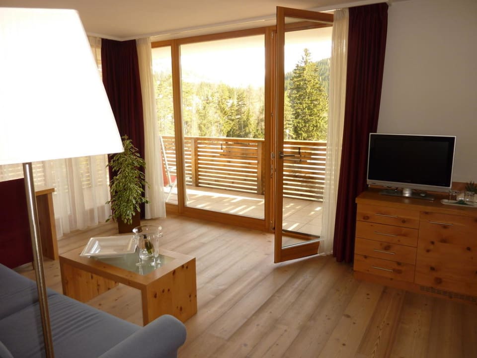 Blick aus Wohnzimmer auf Balkon Alpine Hotel Ciasa Lara