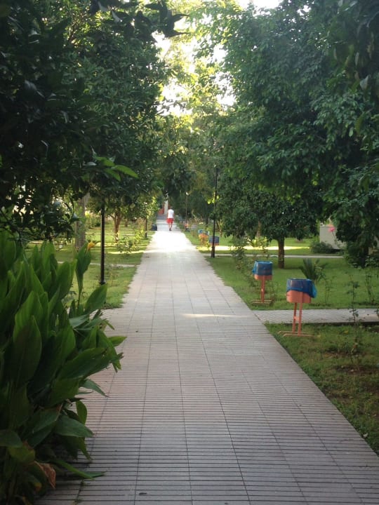 Weg zum Strand Hotel Sirma