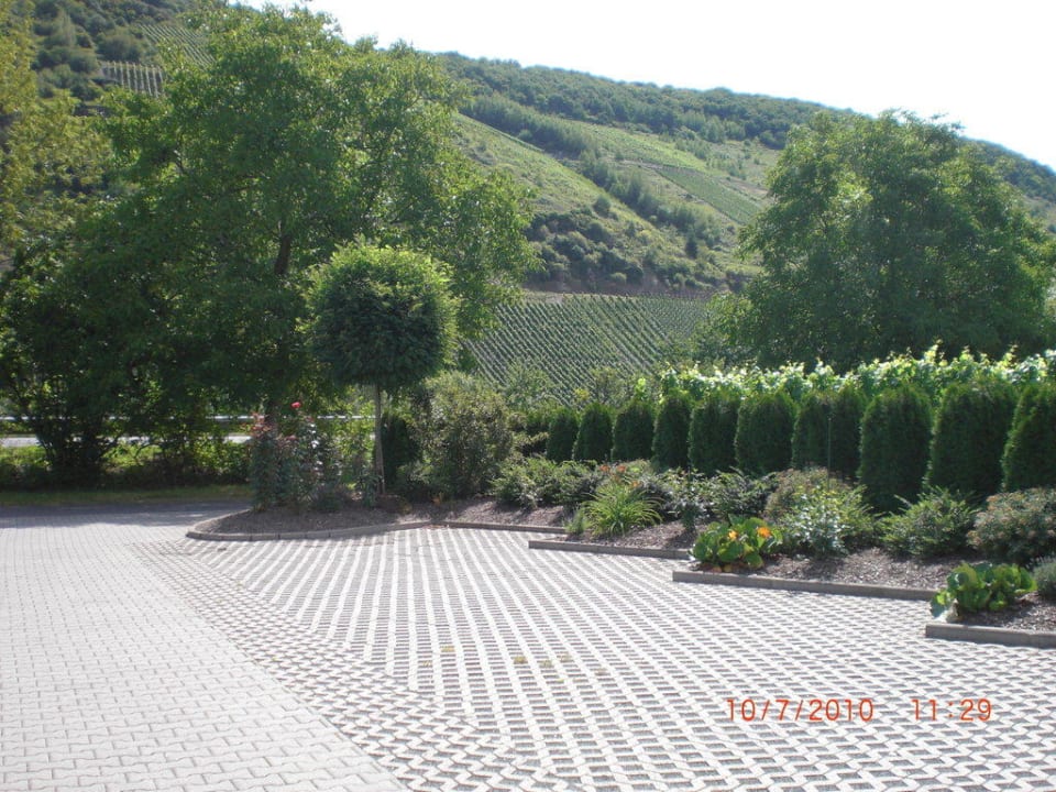 Garten und Parkplatz Hotel Weingut Goeres