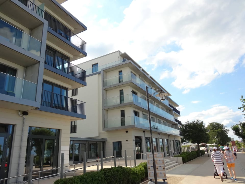 Blick von Promenade auf das Hotel  SEETELHOTEL Kaiserstrand Beachhotel