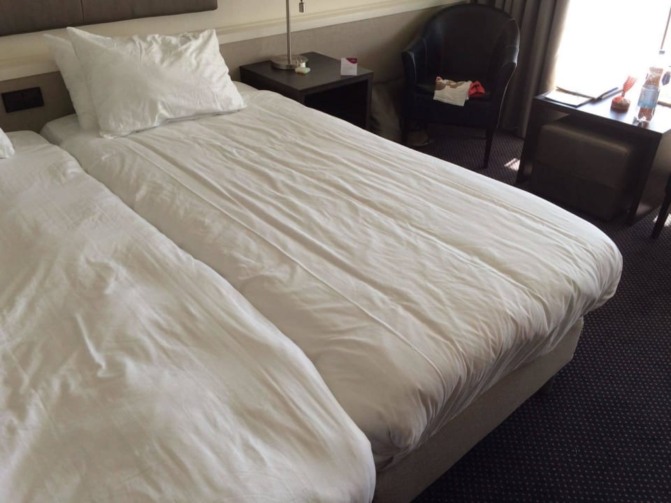 So sah das bett nach dem Zimmerservice aus. Leonardo Royal Hotel Den Haag Promenade