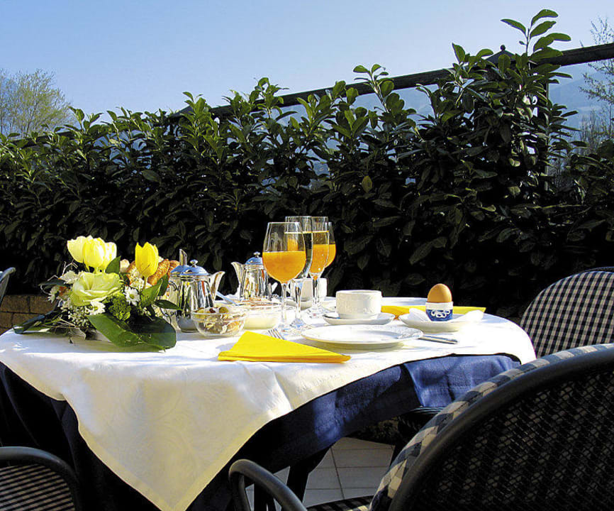 Frühstück auf der Terrasse Piccolo Hotel Marlingerhof