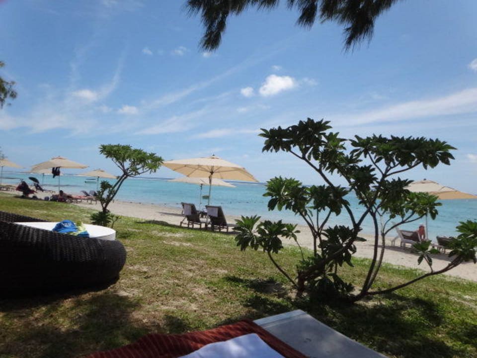 Gras und feiner Sandstrand Crystals Beach Resort Belle Mare, a member of Radisson Individuals