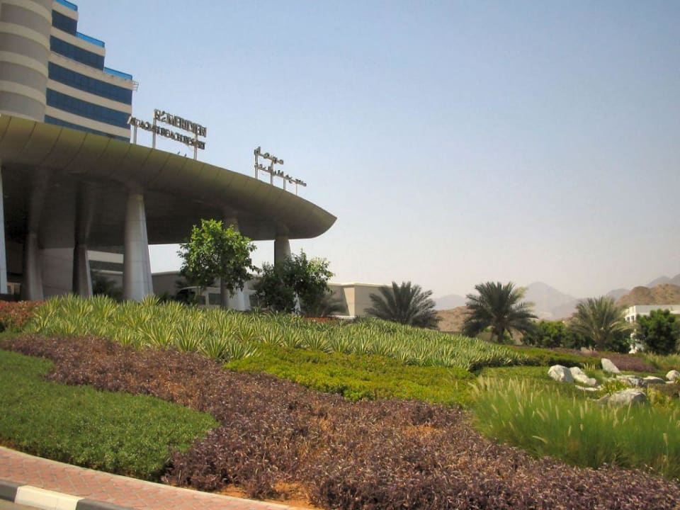 Eingang Hotel Le Meridien Al Aqah Beach Resort