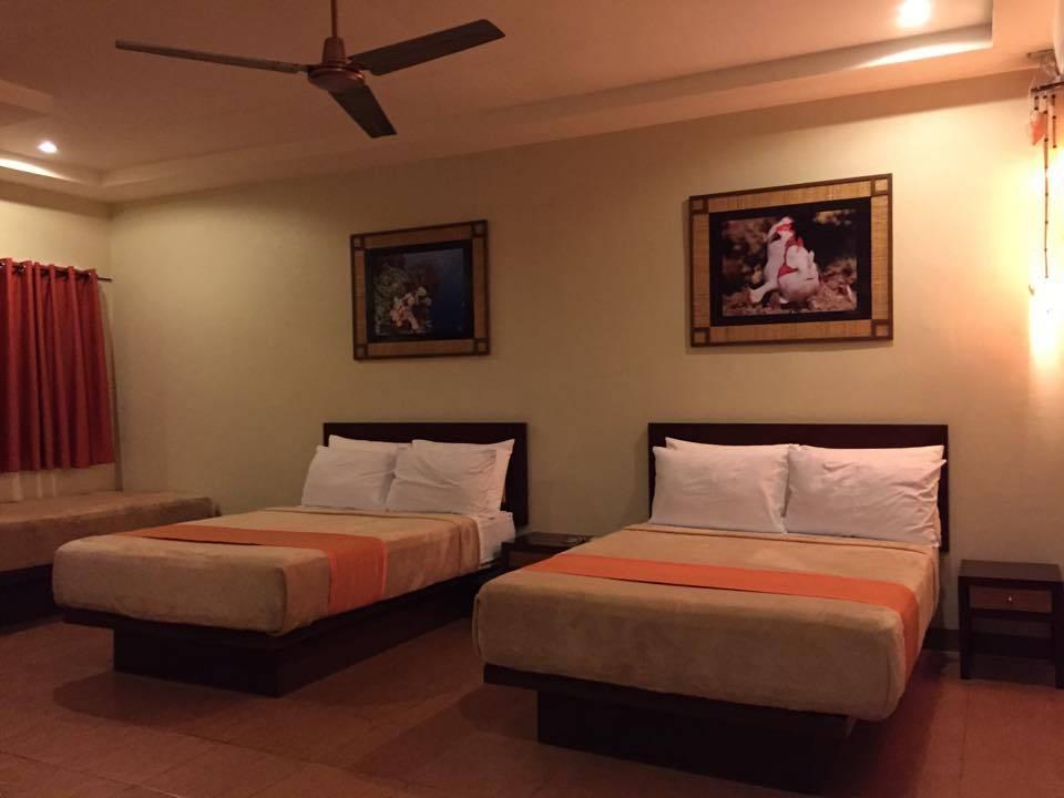 Deluxeraum mit 2 Queensize + 1 Einzelbett Buceo Anilao Beach & Dive Resort