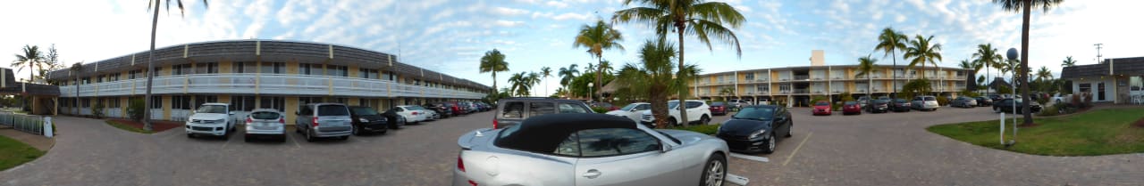 "Panoramaaufnahme des Innenhofes mit Parkplätzen" Hotel Outrigger Beach