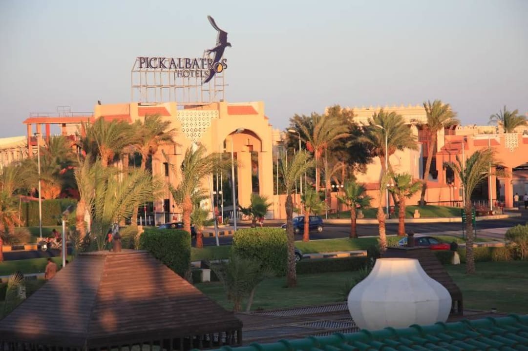 Widok z hotelu na sąsiedni hotel Pickalbatros Aqua Park Resort - Hurghada