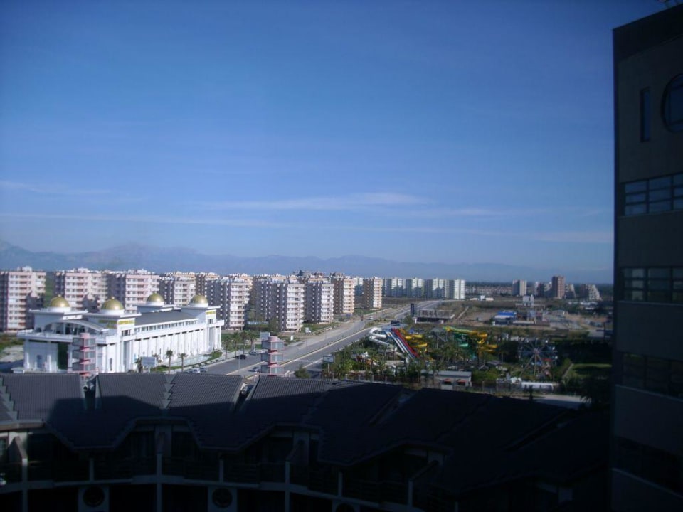 Aussicht aus dem Lift auf die andere Straßenseite Limak Lara Deluxe Hotel & Resort