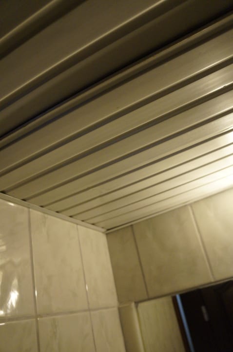 Decke im Badezimmer. drunter wahrsch. Schimmel. Armas Gül Beach