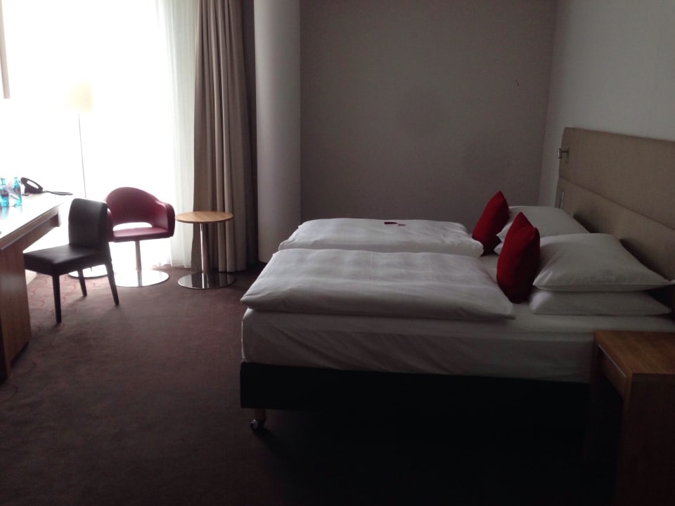 Bett im Einzelzimmer H4 Hotel München Messe