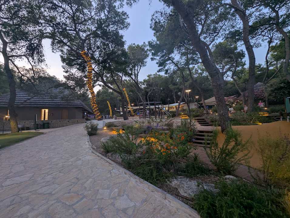 Gartenanlage Pine Beach Pakostane