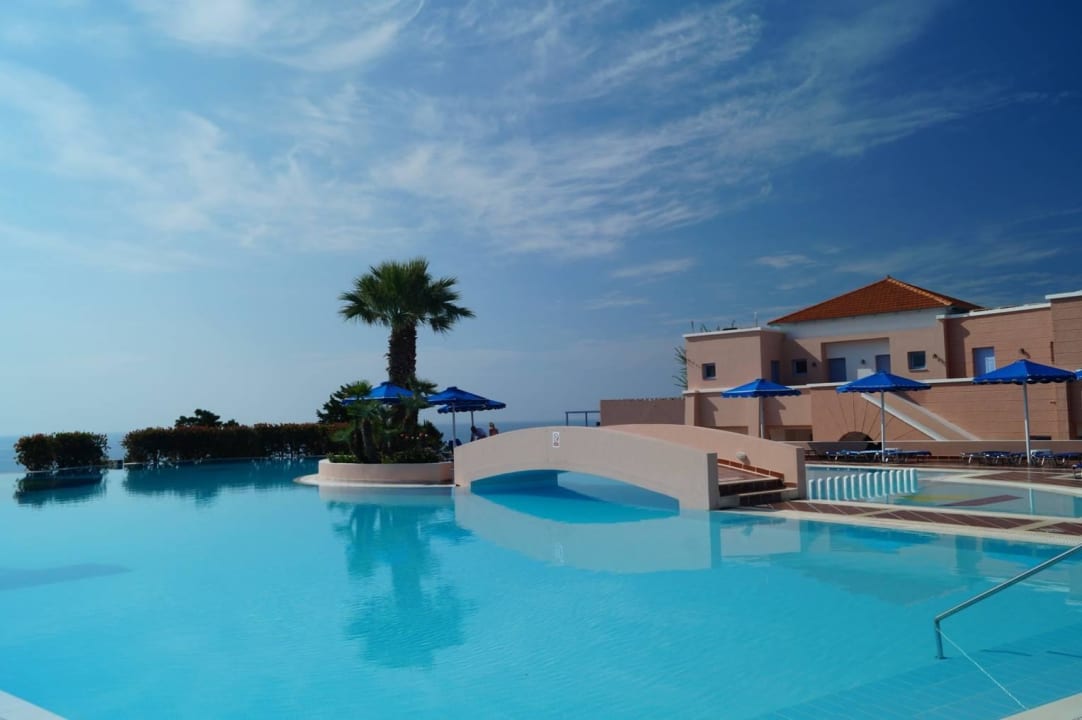 Nad górnym basenem Mitsis Rodos Village