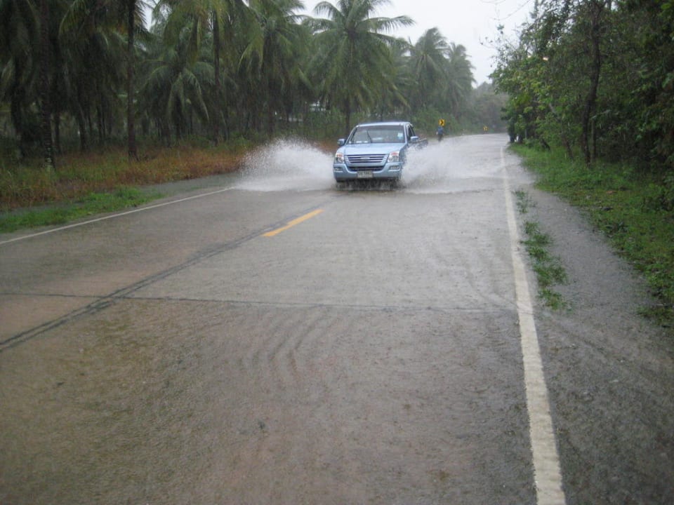 Straße beim Unwetter Lipa Lovely Resort