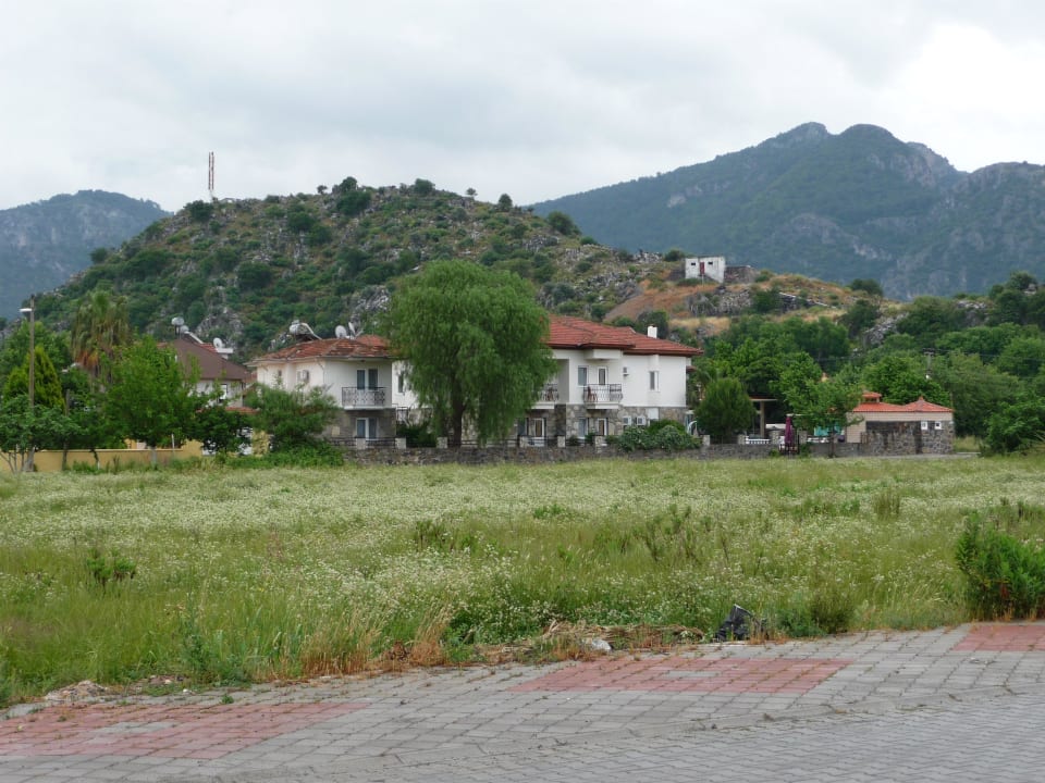 Blick zum Hotel von der Straße aus. Dalyan Basar Hotel