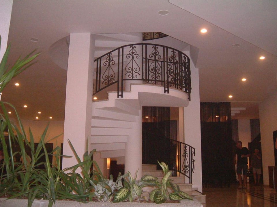 Treppe von der Lobby ins Restaurant TUI MAGIC LIFE Sarigerme