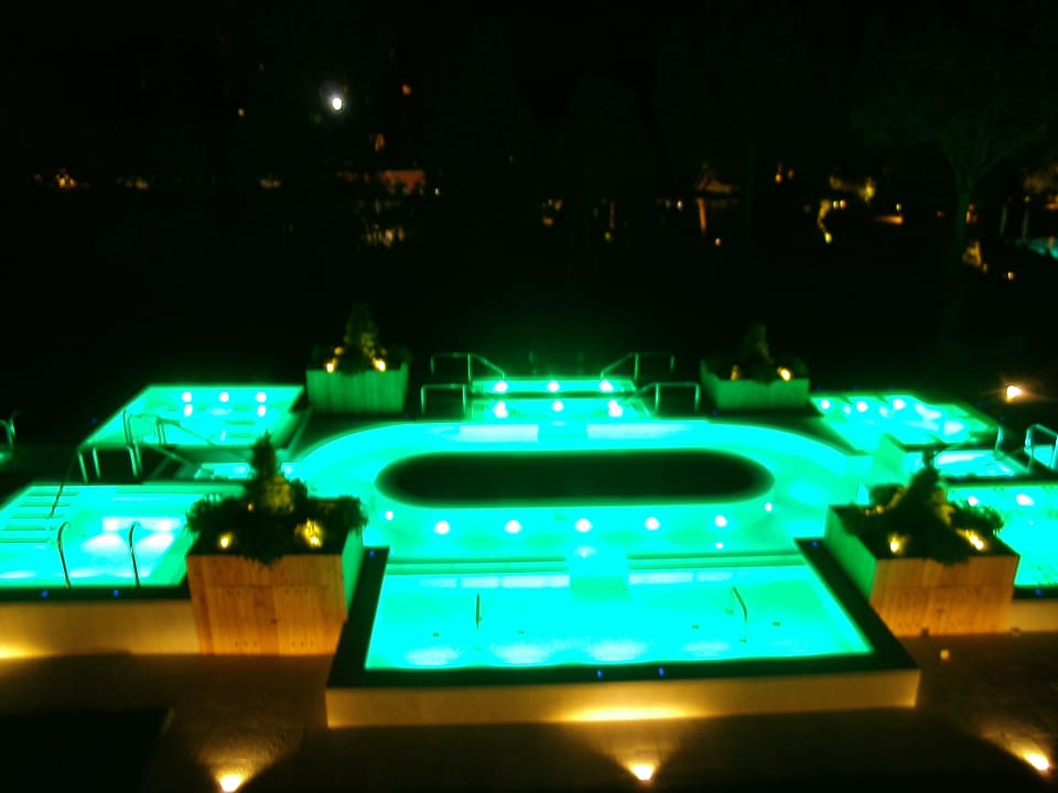 Abendbeleuchtung des Pools Hotel Terme Mioni Pezzato