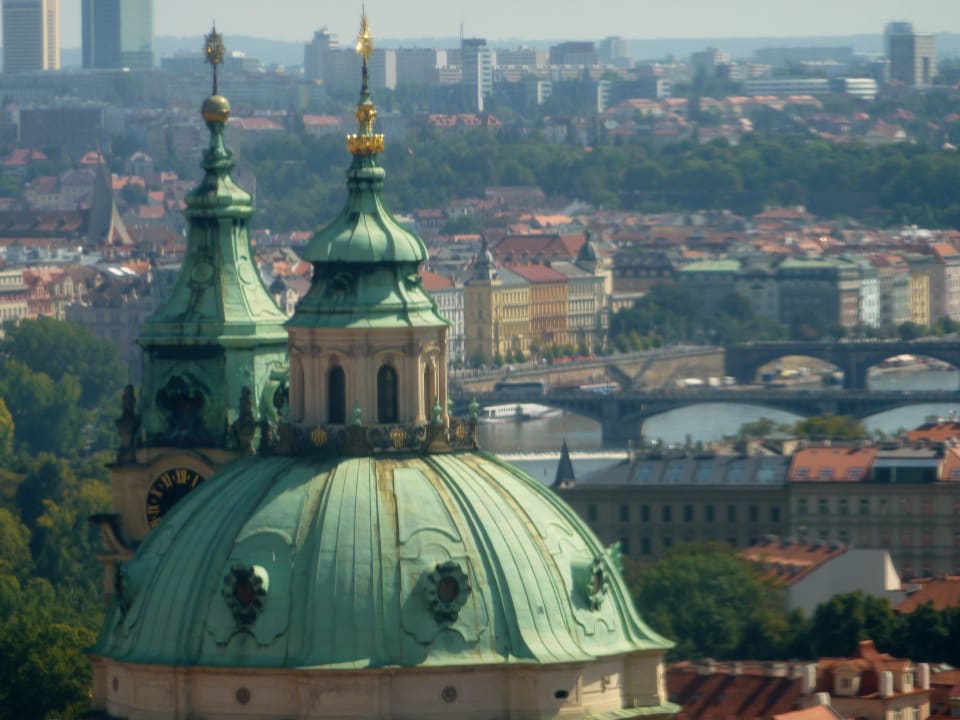 Stadtblick von der Dachterrasse im oberen Teil des Hotels NH Prague City