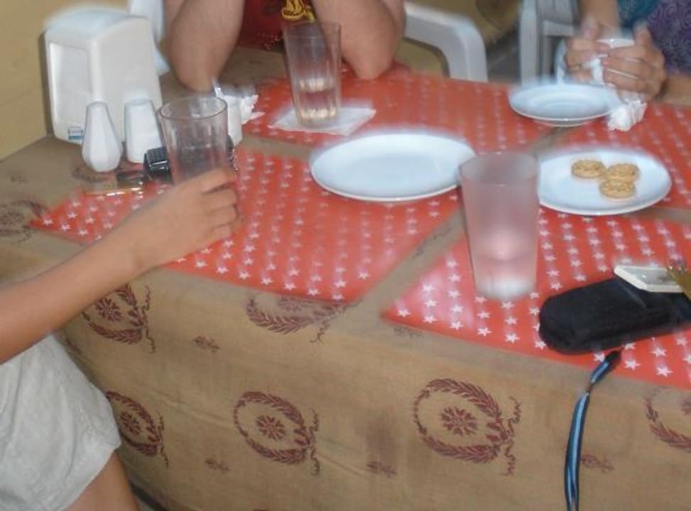 Brudny obrus, klejące podkładki, symboliczny deser Bella Bravo Suite Hotel