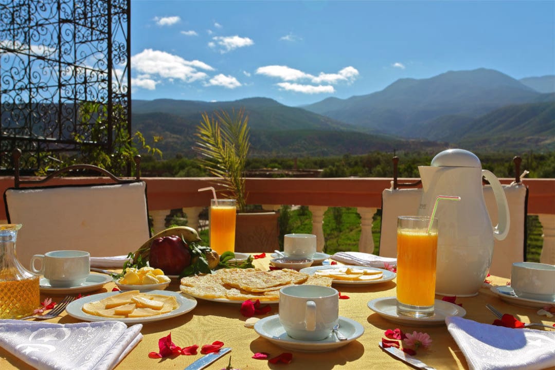 Petit déjeuner sur la terrasse Hotel Tatfi de l'Atlas
