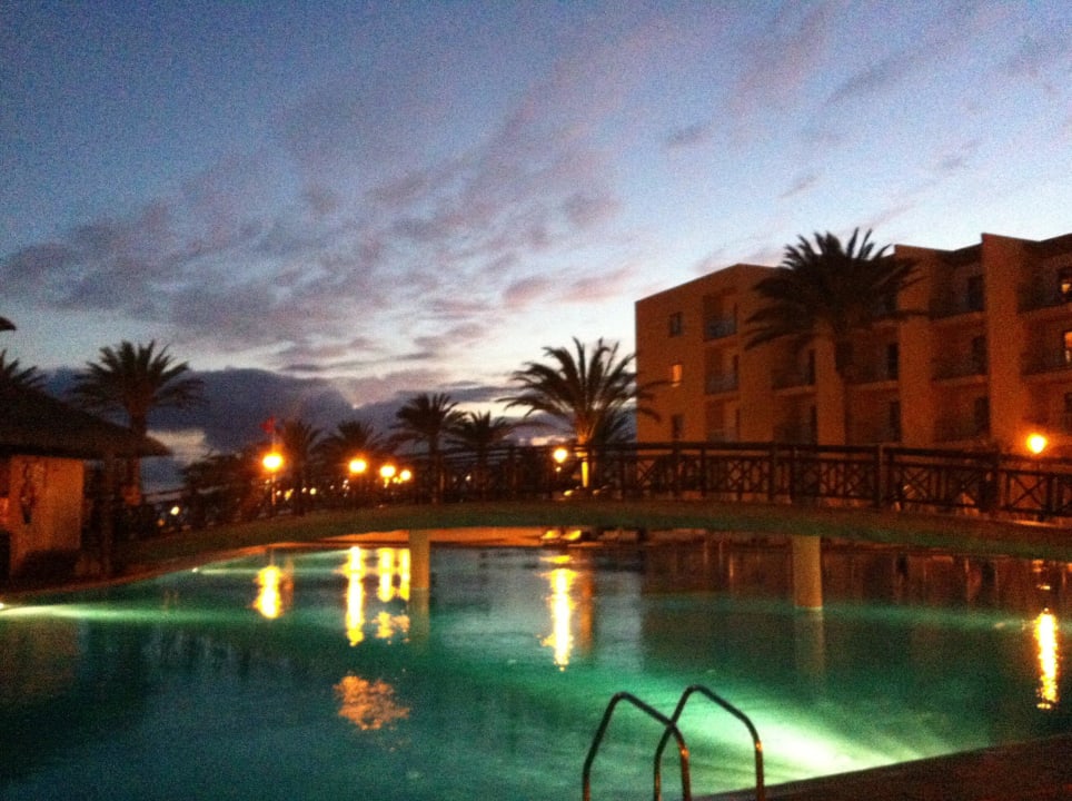 Pool in der Abenddämmerung SBH Costa Calma Beach Resort
