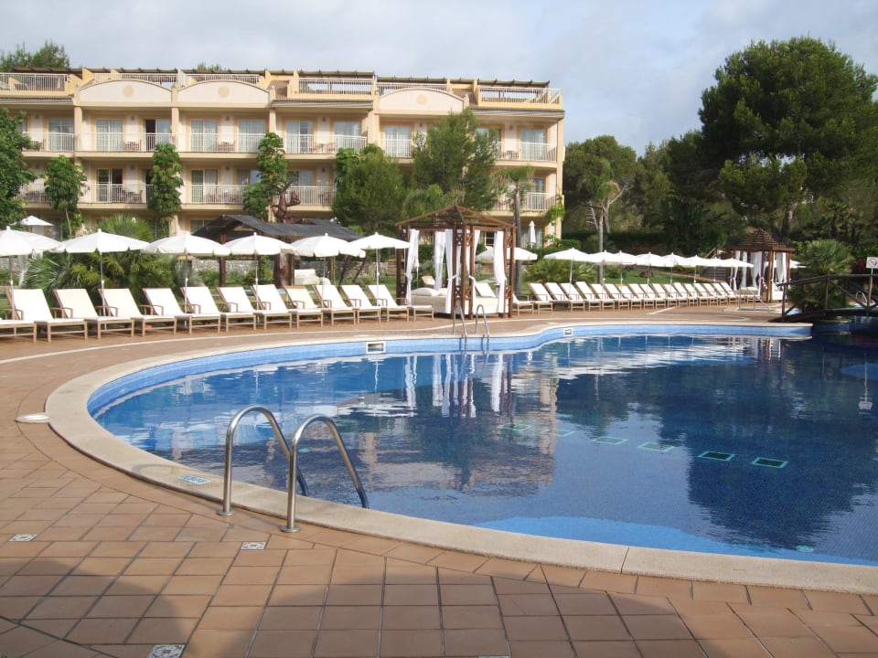 Ein Teil der Liegenlandschaft VIVA Cala Mesquida Suites & Spa 16+