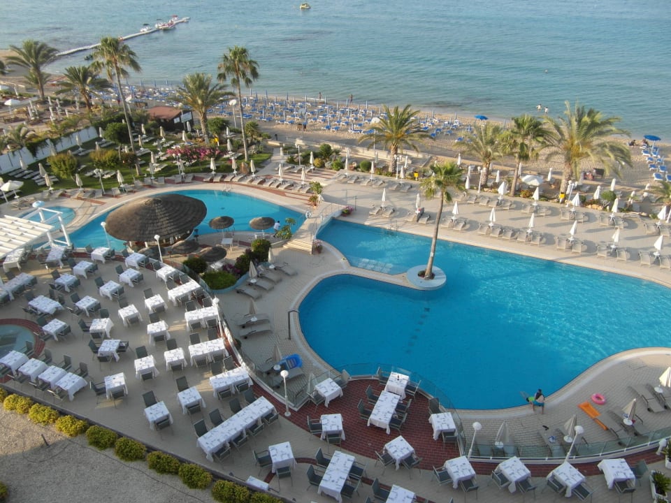 Terrasse (Abendessen) mit Sicht auf Pool Hotel Sunrise Beach
