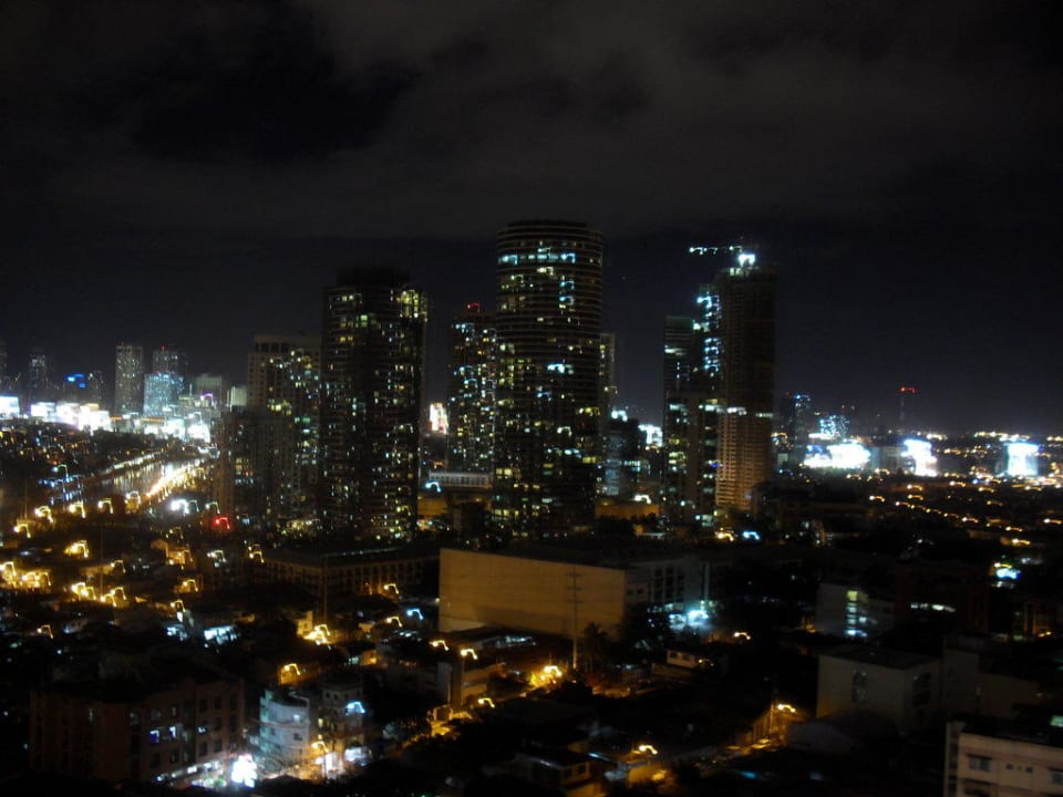 Makati bei Nacht von unserem Zimmer aus Makati Prime Tower Suites