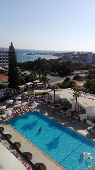 Ausblick auf Pool und Agia Napa Napa Mermaid Hotel & Suites
