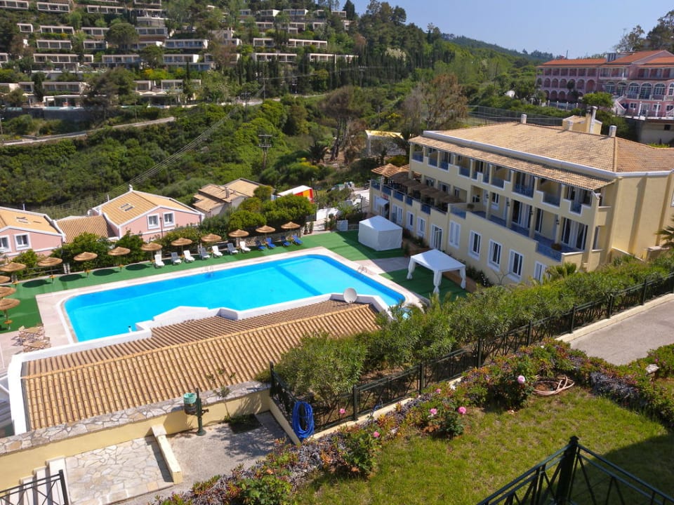 Pool und Hauptgebäude Ithea Suites Hotel